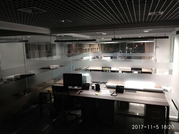 Декоративная тонировка окон офисных перегородок